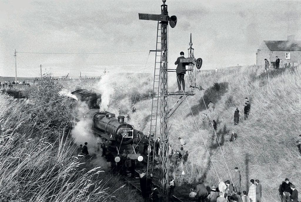  A sea of photographers at Woodburn. All possible vantage points were being used, particularly the old NBR signals, which would never have experienced so many photographers climbing up them – fortunately, none of them fell off! 